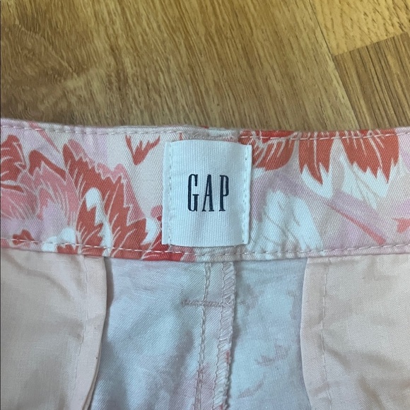 GAP Women's Pink Floral 5 inch inseam shorts. Size 10 - Picture 2 of 5